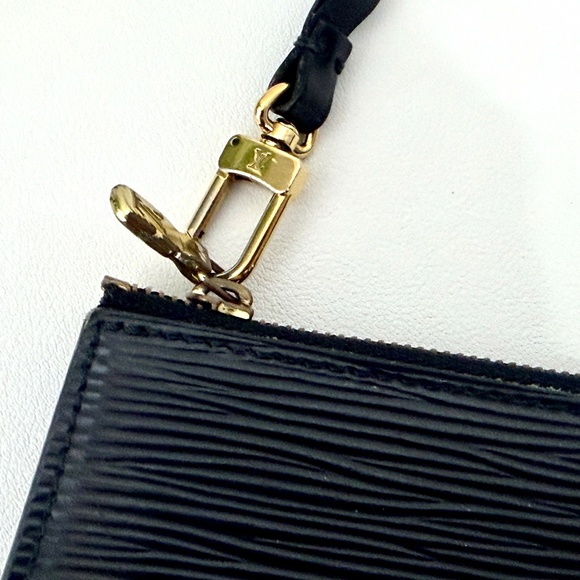 Authentic Louis Vuitton Pochette Accessoires in Noir Epi leather - Picture 6 of 8